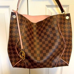 💼 👑 Authentic LOUIS VUITTON 💼👑
Damier Ebene Caissa Hobo Rose Ballerine